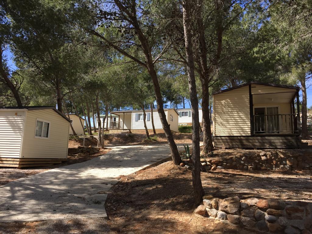 Camping Le Bois De Pins Салз-ле-Шато Номер фото